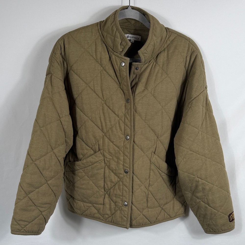 Oversized Peloton Women’s‎ Quilted Jacket. Olive Green. Size S. Snap Closure.